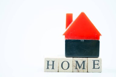 Kırmızı oyuncak ev Ev ile ahşap blok koymak