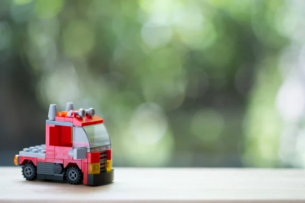Kırmızı oyuncak itfaiyeci araba — Stok fotoğraf