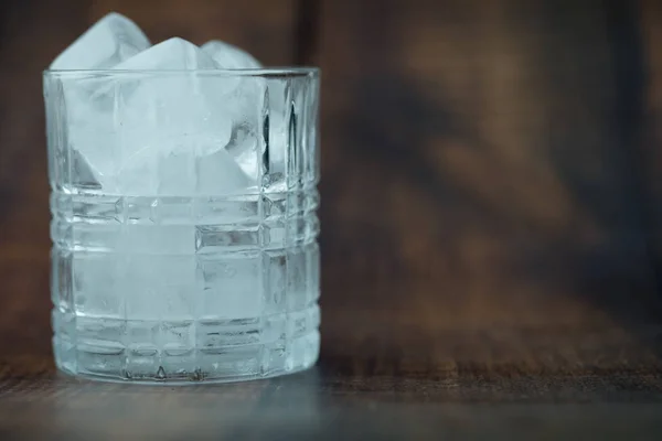 얼음이 있는 투명한 유리 — 스톡 사진
