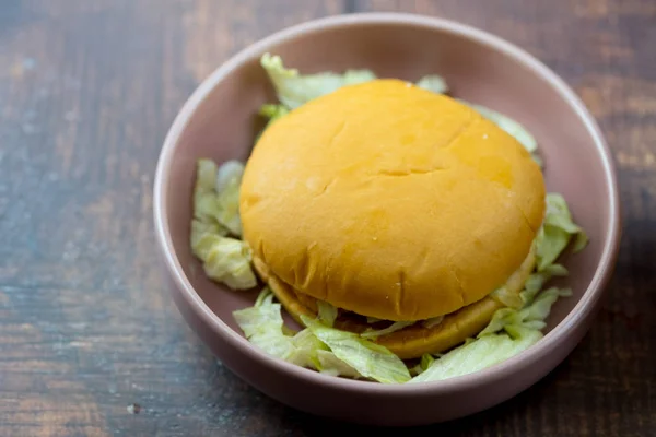 Świeże pyszne smaczne domowe Burger w misce. — Zdjęcie stockowe