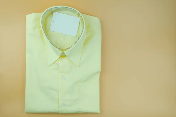 Nova camisa amarela agradável para macho — Fotografia de Stock