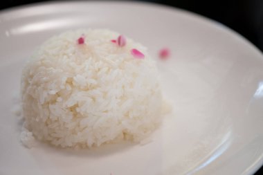 Beyaz bir tabak haşlanmış pirinç 