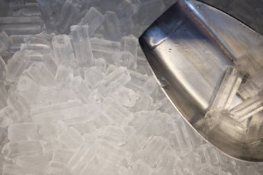 Buz küpleri ve paslanmaz buz kepçe yakın