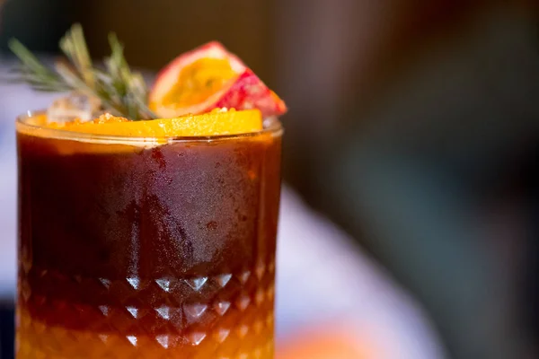 Schwarzer Eiskaffee mit Maracujasaft und Orangensaft. — Stockfoto