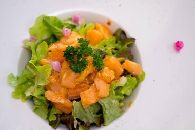 Yeşil Meşe salatası somon 