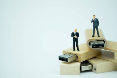 Minyatür insanlar işadamı ahşap Usb stick üzerinde duran. Analiz veya yatırım Blockchain kavramı ve siber güvenlik konsepti