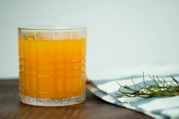 氷と新鮮なオレンジ ジュース — ストック写真