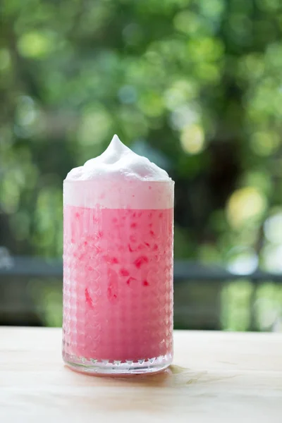 Fresco de leche rosa helada con espuma de leche — Foto de Stock