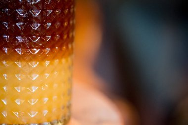 Tutku meyve suyu ve portakal suyu ile buzlu siyah kahve karışımı.