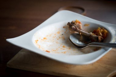 Domuz kemiği beyaz bir tabağa yerleştirilir