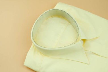 Erkek sarı gömlek katlanmış