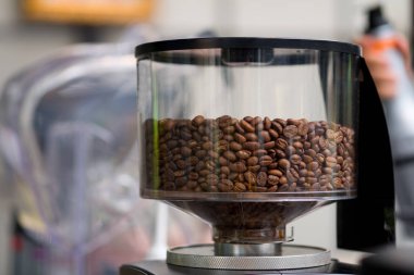 Kahve öğütücüsünde kahve çekirdekleri