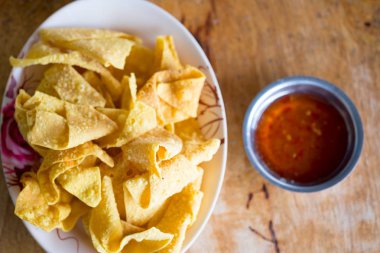 derin kızarmış mantı böreği Tay tatlı acılı sos ile.