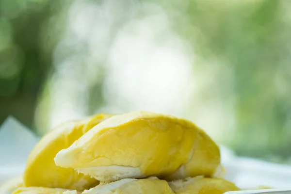 Verse Durian geschild op dienblad en rijp Durian tropisch fruit — Stockfoto