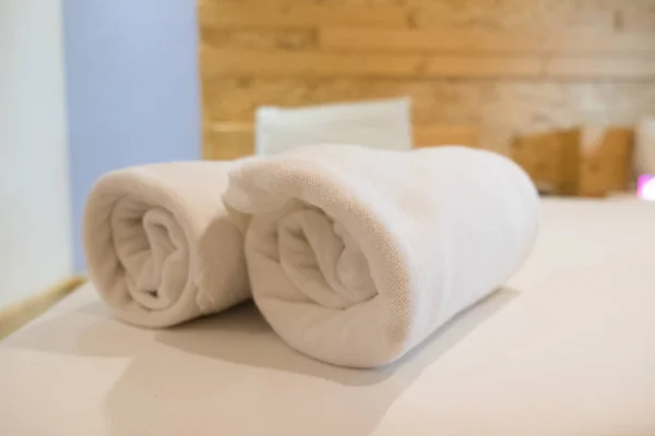 Rolo de toalha branca na cama — Fotografia de Stock