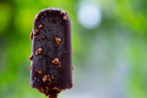 Barra de helado - vainilla cubierta de chocolate y almendras — Foto de Stock