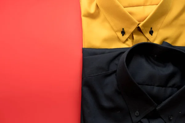 Top uitzicht van geel en zwart shirt — Stockfoto