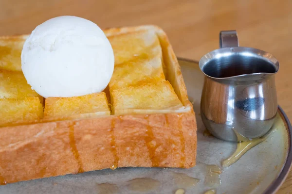 Pão torrado com sorvete e mel — Fotografia de Stock