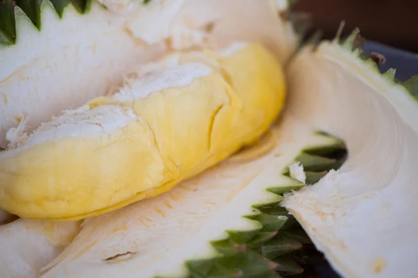 Verse durian fruit uit de tuin van de durian voor verkoop in de lokale — Stockfoto