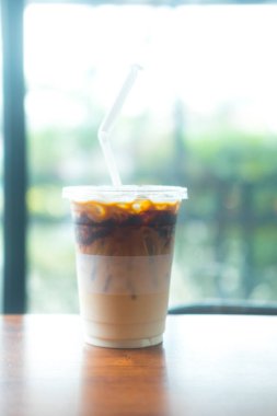 Çikolata şurubu ile buzlu karamel macchiato kahve