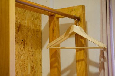 bir çubuk üzerinde birçok ahşap askı