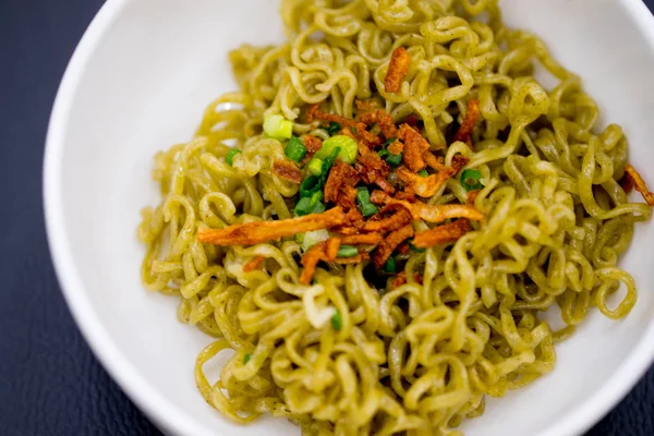 Vegetable noodles with fried onion