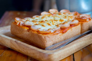 Pizza Tost Ekmek ve sosisli peynir.