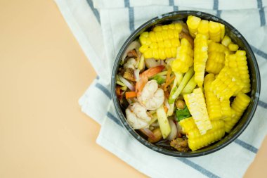 Baharatlı karides ve mısır salatası