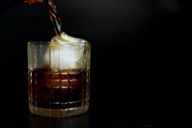 Camlara buz dökülen alkolsüz içecek