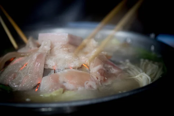 Carne de cerdo o carne puesta en sartén caliente en la estufa — Foto de Stock