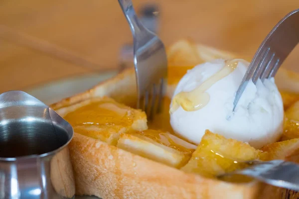 アイスクリームまたは蜂蜜トーストのトースト — ストック写真