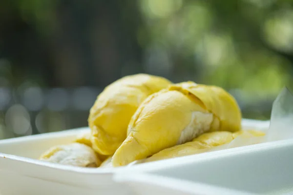 Durian segar dikupas pada nampan dan buah tropis durian matang — Stok Foto