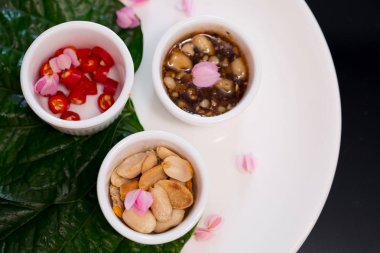 Tay tarzı tatlı ve baharatlı dips ile meze sarılmış