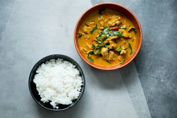 Chicken Panang Curry mit gedämpftem Reis servieren — Stockfoto