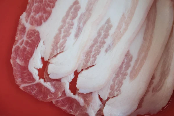 Dünne Scheiben rohes Schweinefleisch — Stockfoto