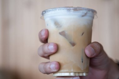 El buzlu kahve tutun 