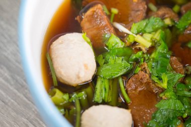 Tay tarzı yemekler. Yahni sığır çorbası