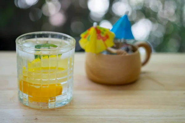 Bevi limonata fresca in una calda giornata estiva — Foto Stock