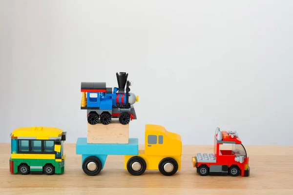 Muchos de juguete de coche en la mesa de madera — Foto de Stock