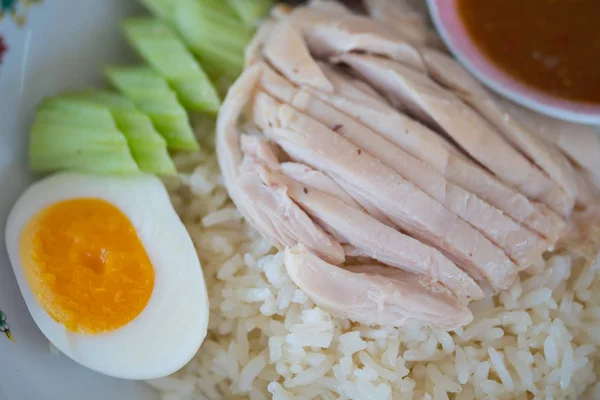 Rice steamed with chicken soup (hainanese chicken rice) with cucumber — Stock Photo, Image