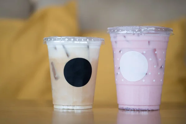 プラスチックカップにアイスコーヒーとアイスピンクの新鮮なミルク — ストック写真