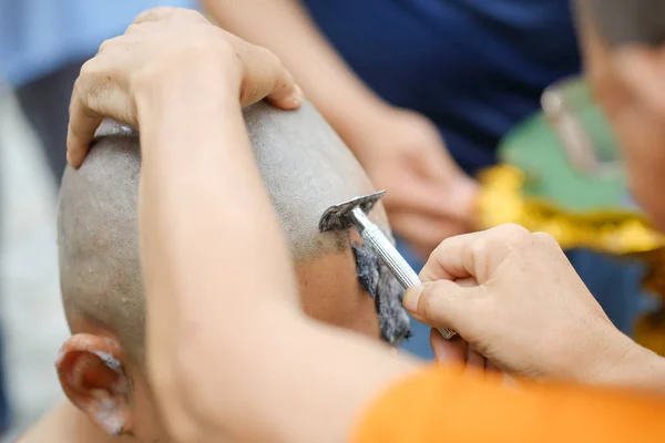 Closeup tiro de cabelo raspado para homem budista ordenado — Fotografia de Stock