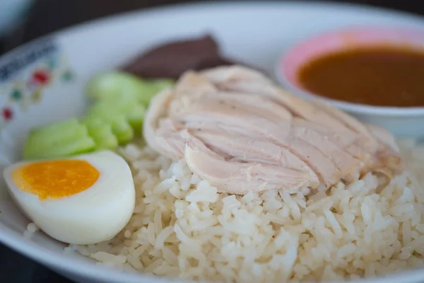 Nasi dikukus dengan sup ayam (nasi ayam hainan) dengan mentimun — Stok Foto