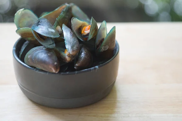 Thailändisches Essen gedünstete Muscheln in Schüssel — Stockfoto