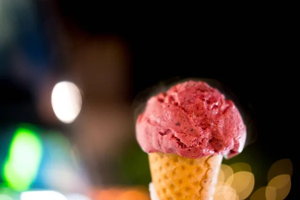 아이스크림 콘 와플의 블루 베리의 손 잡고 — 스톡 사진