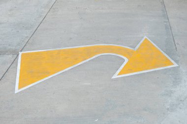 Sarı ok trafik işareti, sola, ana yola dönecek küçük bir yolu gösterir. Uyumluluk ve uyarı kavramı