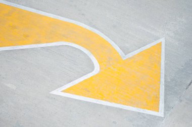 Sarı ok trafik işareti m sola dönmek için küçük bir yol gösterir