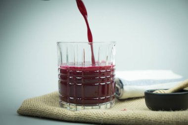 Şişeden zencefil ve limon ile pancar suyu karışımı dökme