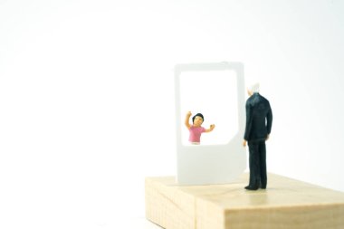 Baba cep telefonu oğlu ile görüntülü arama yapıyor.