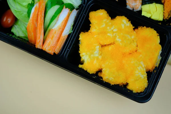 Porcja świeżej żywności w japońskim polu Bento z rolkami Sushi — Zdjęcie stockowe